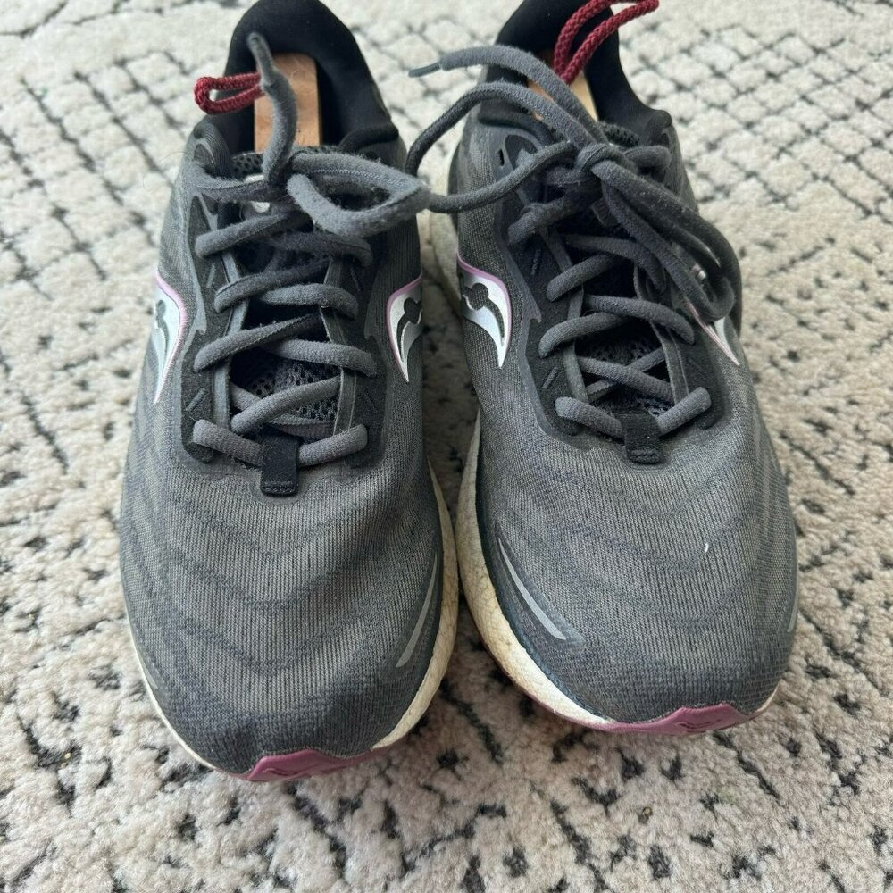 Saucony Women's Triumph running sneakers shoes gray/purple/black‎ Size 8.5